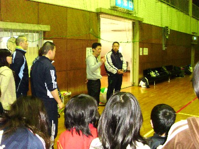 極真空手広島西支部本郷道場責任者・横山勝司初段から説明を受けました