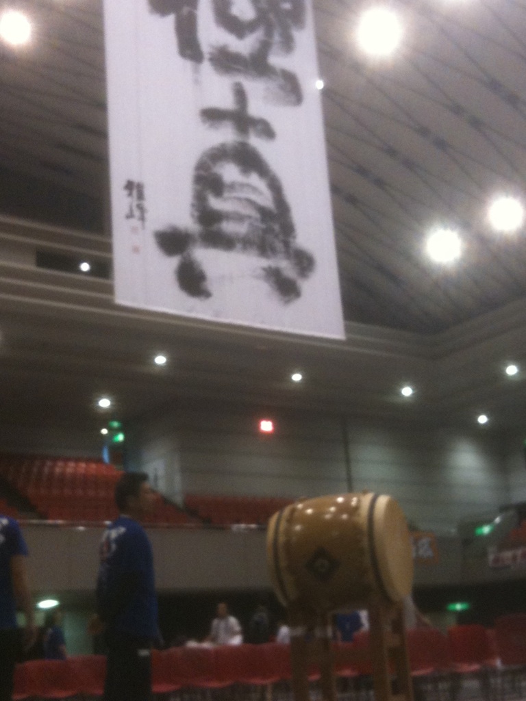初日の試合を全て終え、ほっとする石原初段。だが目の前には、憧れの全日本の太鼓があった
