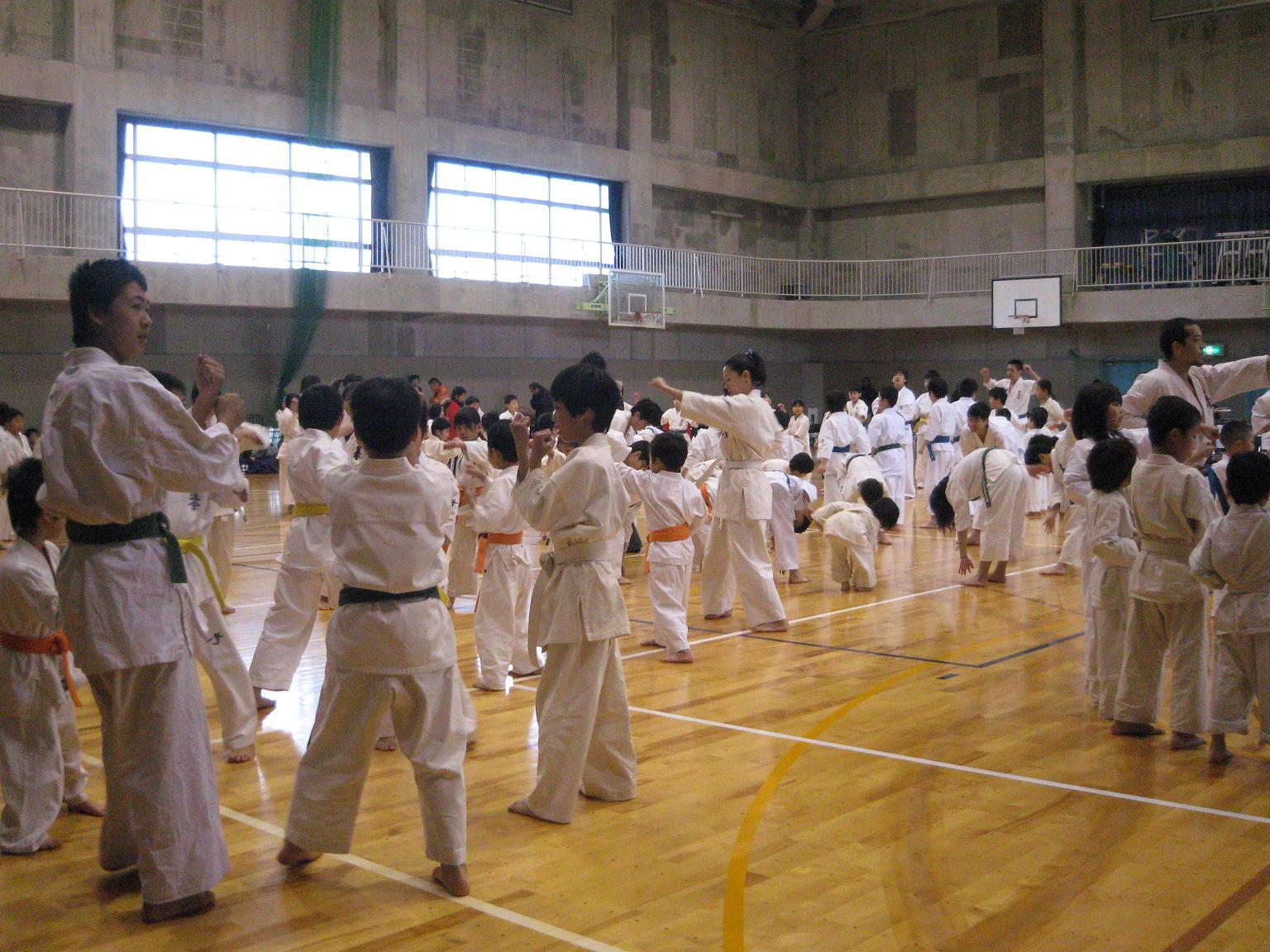 寒さを吹き飛ばすため、審査開始前に道場別に集合してそれぞれの道場の一番先輩の審査受審者が号令を掛ける。井口の湊くん。頑張る。