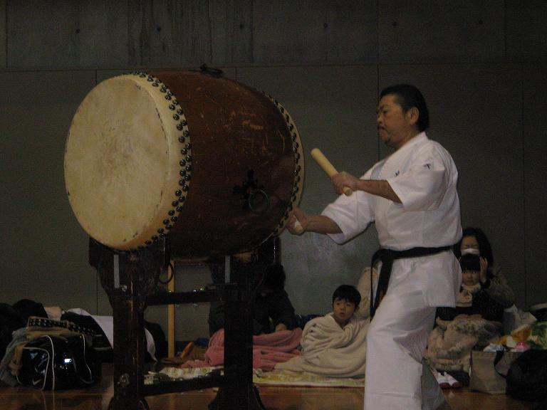 最近オールバックにイメチェンした石原初段。還暦まじか。