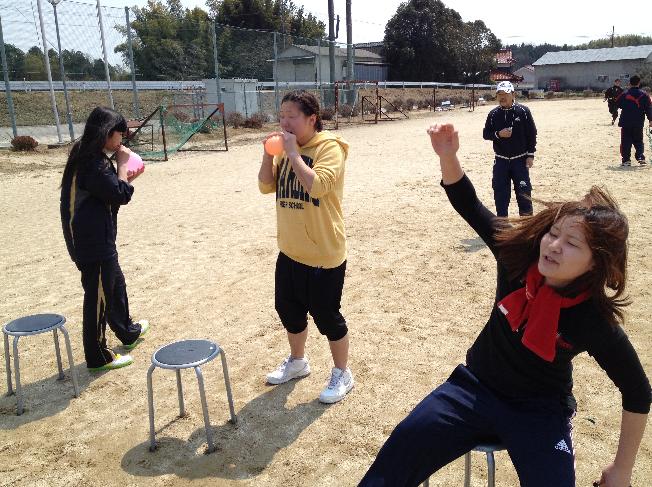 お尻で膨らませた風船を割る横山初段！ガッツポーズ！