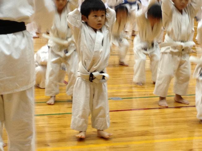 幼年少年部はジャンプなしでのスクワットです。