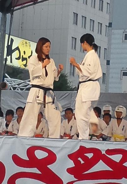 女子大生の横山初段（左）は高校生の時に高校世界一に輝いた選手！現役女子校生の小田初段（右）は現在高校世界一