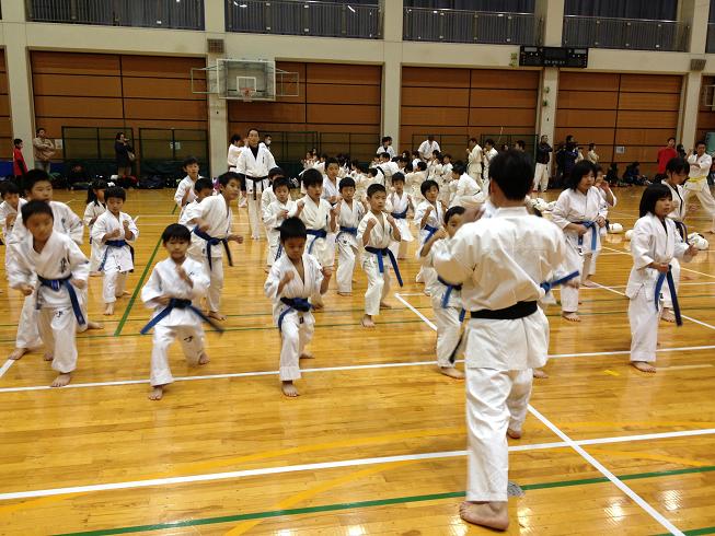 スクワットや帯飛びの後の移動稽古！足がフラフラになる中踏ん張ります！