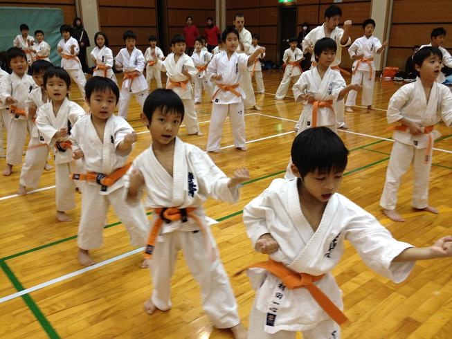 立ち方、引き手や拳の握り方など初級者のうちから正しく行うことが大切です！