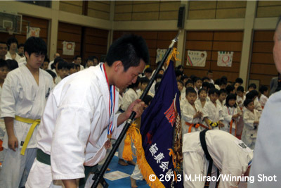 大将石原選手が優勝旗を受け取りました！