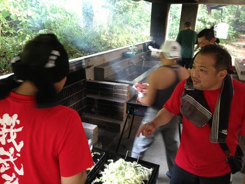 我武者羅おじさんの久保弐段＆西原初段。ふたりはバーベキューの焼き具合で口論をします!(^^)!