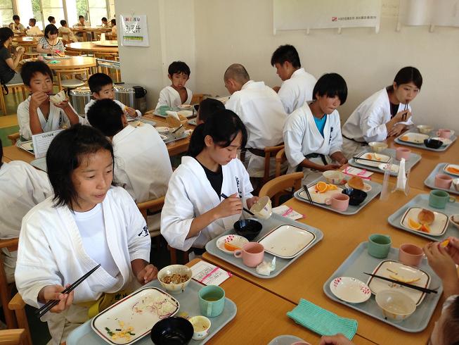 行儀よく晩ご飯を食べるちょっぴり大人な女子部！