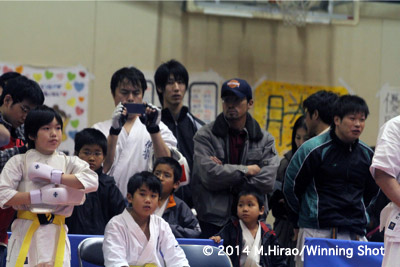 保護者の横で試合を見つめる光元初段。リラックスしてるようです。