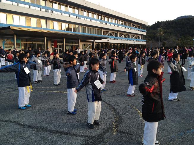 江田島青少年交流の家に宿泊している宿泊客全員で朝のつどいをおこないました。