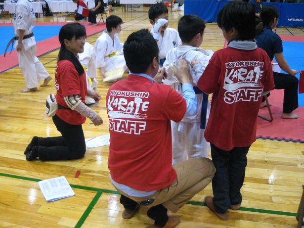 土道のおばちゃん！侍の奥さんのように笑顔で選手を送り出す！