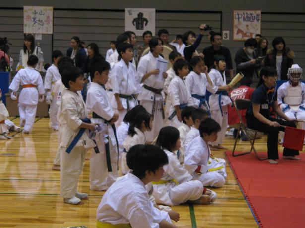 中田先輩の審判を不安そうに見つめる松尾選手。