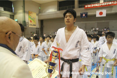 全日本ウエイト制に続き２回目の一般部の試合出場を果たした松崎初段。大きな身体から繰り出される膝蹴りは脅威だ！