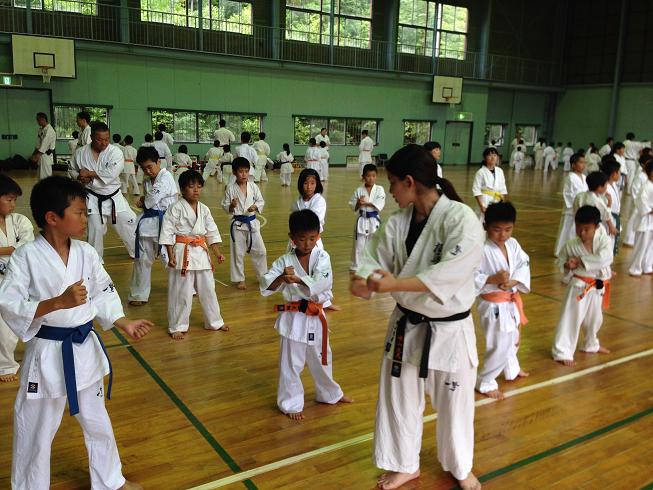 こちらも負けてません！全日本女子チャンピオン横山ゆみ先輩！型指導でさらに人気度アップ！