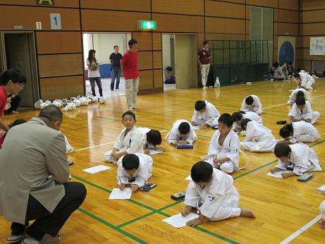 道場訓は漢字で書かなければなりません。幼年の人は帯が自分で結べるかどうかを見ます。それぞれレベルに合わせて審査を行います。