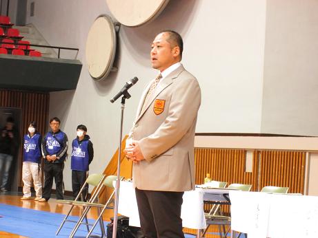後ろで立っているのは医療スタッフの朝日医療専門学校のみなさん。小田幸奈初段の通う学校の先生です！