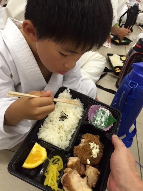 ぜんぜん食べてない子には大人が見て食べてもらいます！