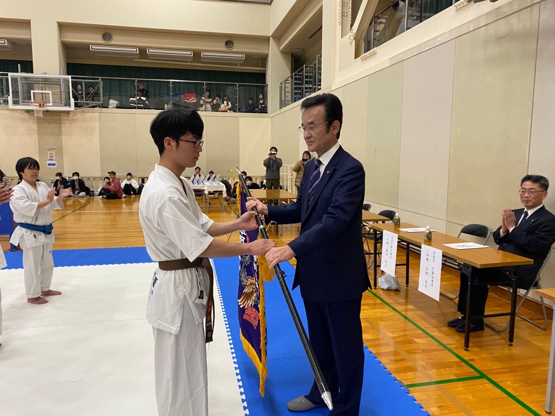 広島市議会議員の八條先生が優勝旗を受け取ってくださいました(^^)/